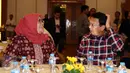 Cagub DKI Jakarta, Basuki Tjahaja Purnama (kanan) berbincang dengan salah satu peserta Urun Rembuk Iluni UI di Grand Sahid Jaya, Jakarta, Kamis (12/1). Urun rembuk berlangsung tertutup. (Liputan6.com/Helmi Fithriansyah)