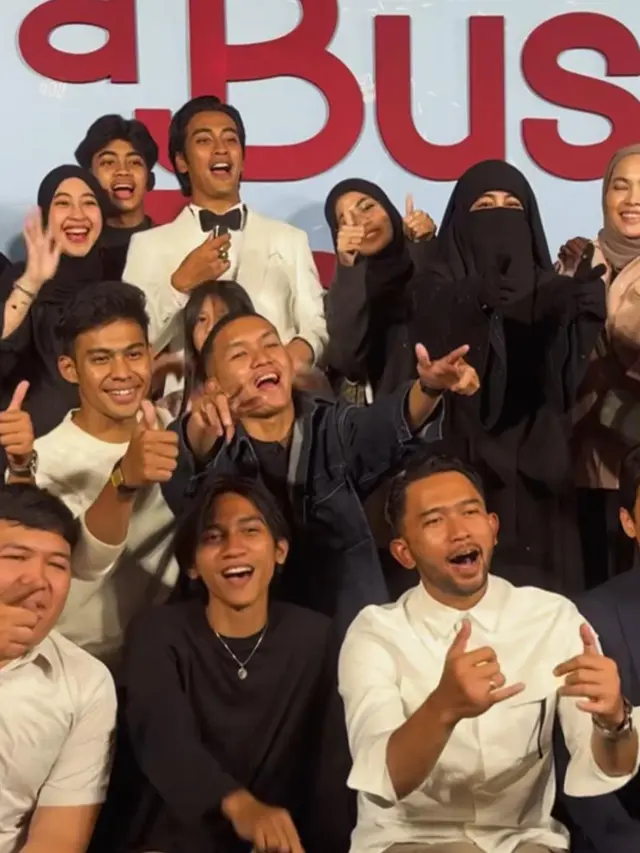 Umi Pipik Sampaikan Pesan Menyentuh  untuk Abidzar di Premiere 'A BUSINESS PROPOSAL'. (Instagram/_ummi_pipik_)