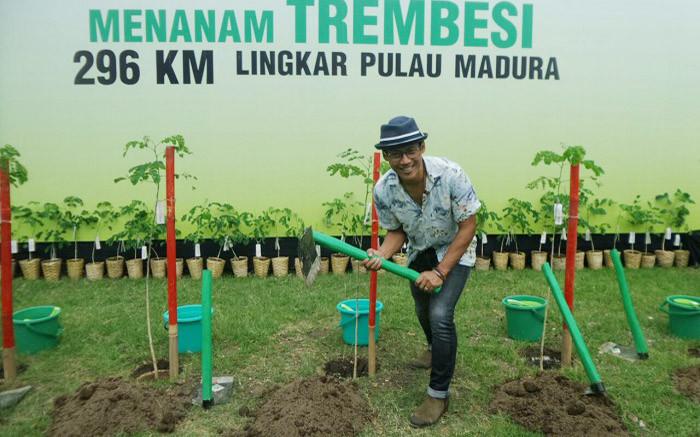 Nugie saat melakukan penanaman Trembesi di Bangkalan, Madura.
