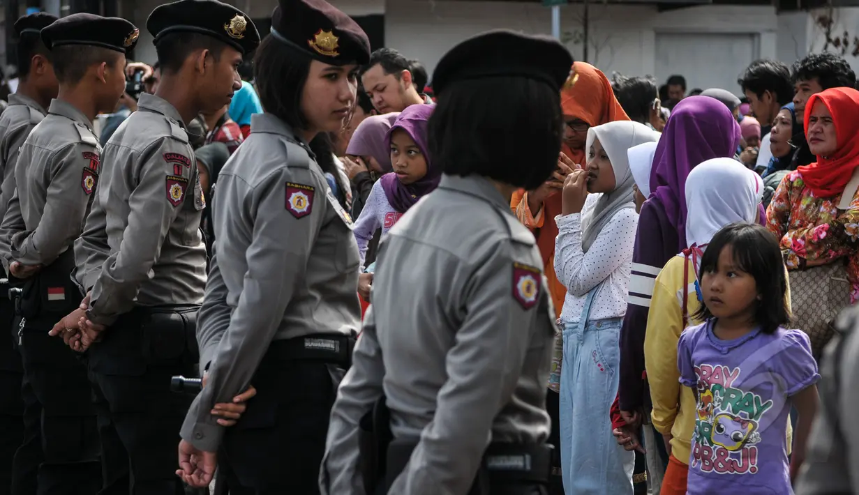 Tampak Sejumlah warga yang ingin melihat Para kepala Negara dan delegasi dari Asia dan Afrika mengikuti 'Historical Walk' dalam Peringatan KAA ke-60, di Jalan Asia Afrika, Bandung, Jumat (24/4/2015). (Liputan6.com/Faizal Fanani)