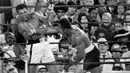Muhammad Ali mempertahankan gelar kelas berat melawan Ken Norton di Stadion Yankee, New York, AS, 9 September 1976. (AFP)