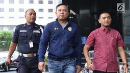 Bupati Pakpak Bharat Sumatera Utara, Remigo Yolanda Berutu (tengah) digiring petugas saat tiba di Gedung KPK, Jakarta, Minggu (18/11). Remigo terkena OTT terkait dugaan penerimaan suap proyek di Dinas PUPR. (Liputan6.com/Helmi Fithriansyah)