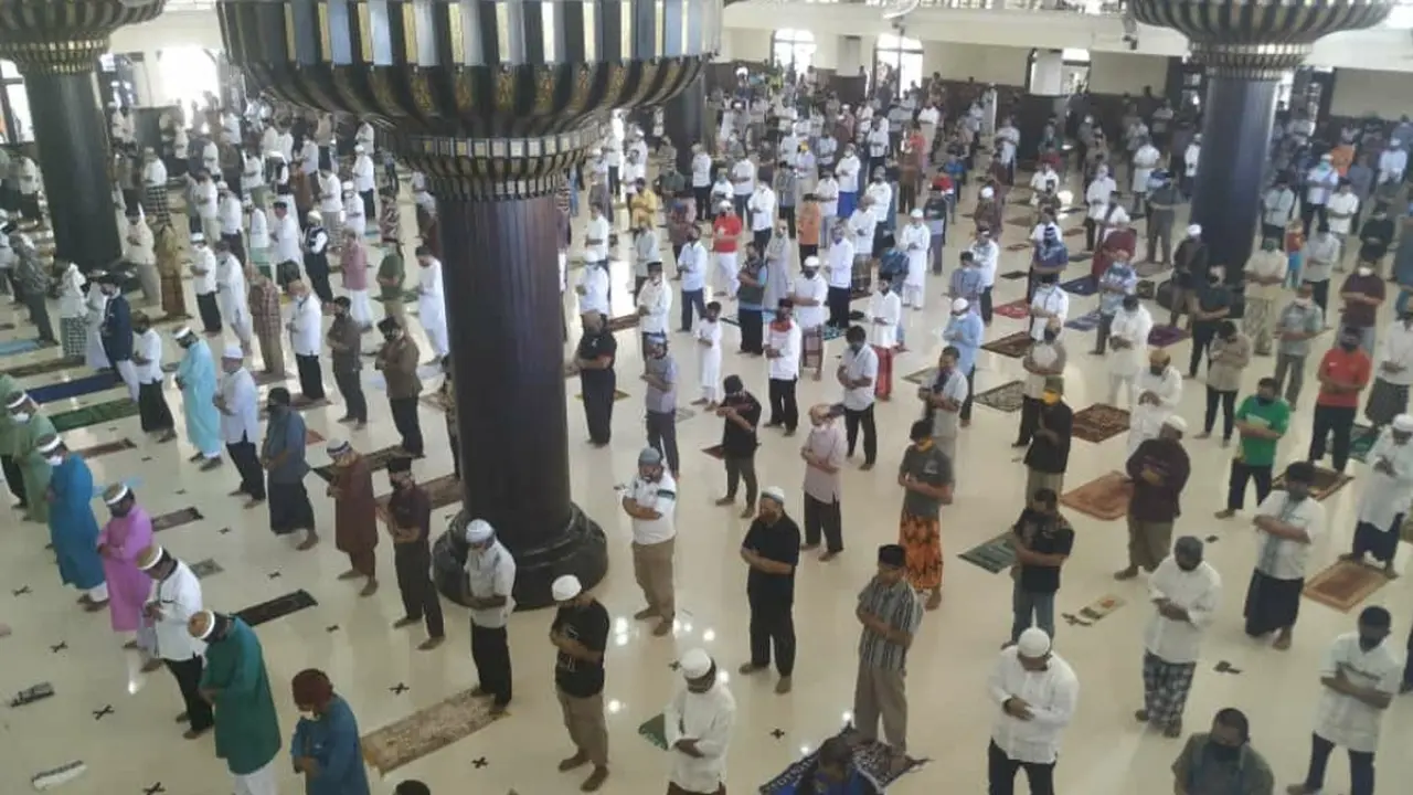Salat Perdana di Masjid Gorontalo di Era New Normal
