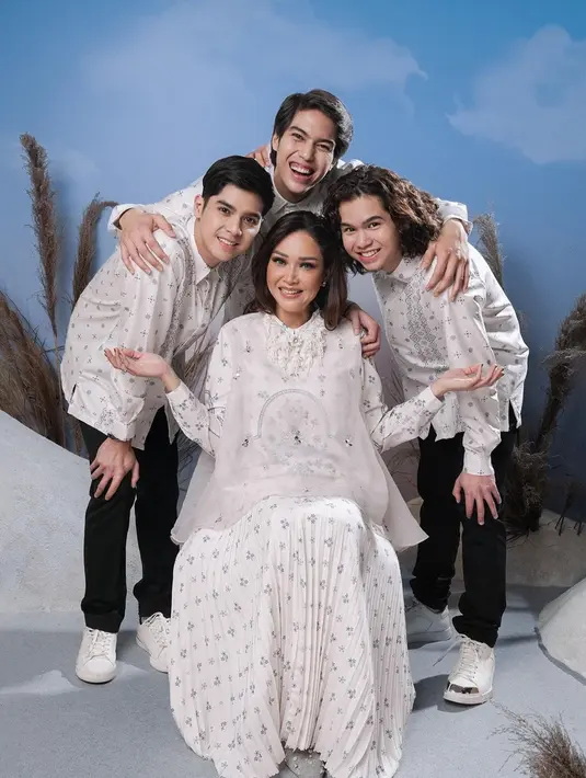 Setelah gaya formal, Maia Estianty dan ketiga buah hatinya juga berpose dengan gaya bebas ala keluarga harmonis. Keempatnya tampak begitu akrab, tidak heran kalau hubungan antara ibu dan anak ini menuai decak kagum dari warganet. (Liputan6.com/IG/@wearingklamby)