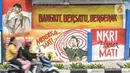 Pengendara melintas di depan mural bertemakan Pancasila di Kampung Pancasila kawasan Galur, Johar Baru, Jakarta, Selasa (1/6/2021). Mural di Kampung Pancasila ini juga untuk mempercantik lingkungan.tersebut. (merdeka.com/Iqbal S. Nugroho)
