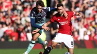 Gelandang Manchester United, Bruno Fernandes, saat timnya bersua Brentford pada laga pekan kedelapan Premier League di Old Trafford, Sabtu (7/10/2023) malam WIB. Dalam duel itu, Fernandes turut membantu MU menang 2-1 atas Brentford. (AFP/DARREN STAPLES)