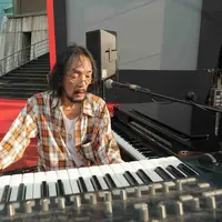 "Memang generasi sekarang tidak mengenal dia artinya apa yang jadi dasar pemikiran Rendra kecuali hanya sekadar tahu Rendra seorang penyair dan pencipta lagu," ucap Jockie di sela-sela latihan, Selasa (9/8/2016). (Andy Masela/Bintang.com)