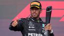 Pembalap Mercedes Lewis Hamilton merayakan di podium usai balapan mobil F1 GP AS 2023 di Sirkuit Amerika, Austin, Texas, Amerika Serikat, Minggu (22/10/2023). Lewis Hamilton resmi didiskualifikasi dari balapan F1 GP AS 2023. (AP Photo/Darron Cummings)