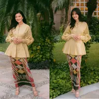 Raline mengenakan busana wastra khas Kalimantan. Sederhana namun terlihat elegan. (@ralineshah)