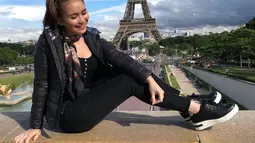 Ayu bergerak menuju spot lain yang menjadi tempat favorit untuk foto dengan latar belakang Menara Eiffel. Ia pun sempat bercanda, menyebut backgoundnya seperti Paris betulan.(Liputan6.com/IG/@ayutingting92)
