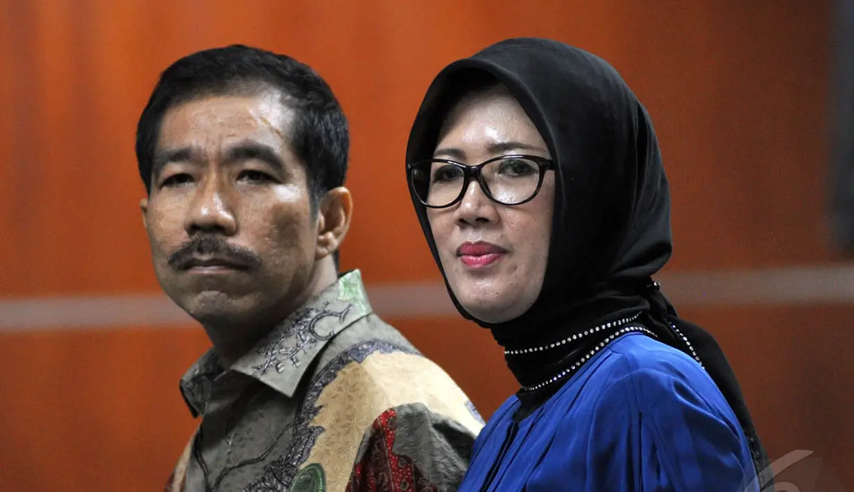 Terdakwa kasus pilkada Palembang Romi Herton dan istrinya, Masyitoh menjalani sidang dengan agenda pemeriksaan saksi di Pengadilan Tipikor, Jakarta, Kamis (8/1/2015). (Liputan6.com/Miftahul Hayat)