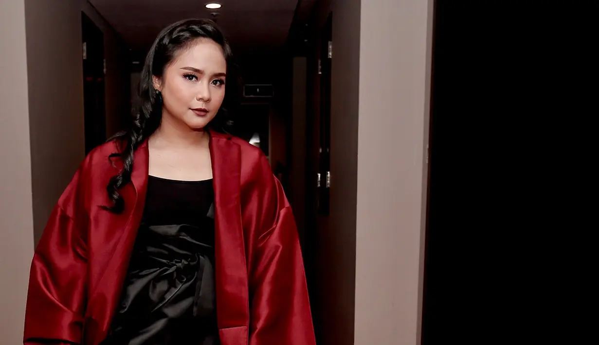 Gita Gutawa selalu tampil elegan di berbagai kesempatan. Meskipun sering menggunakan busana tertutup, akan tetapi ia tetap terlihat memesona. (Foto: instagram.com/gitagut)