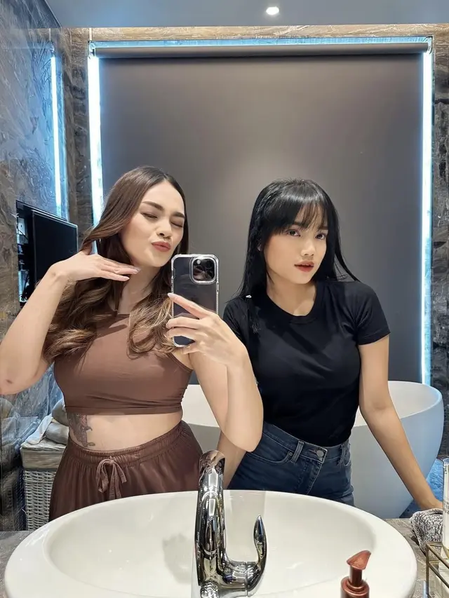 Potret Violenzia Jeanette dan Fuji Bak Kakak Adik