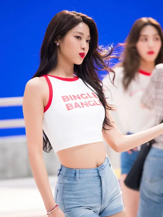 Seolhyun AOA tak hanya dianugerahi dengan wajah yang cantik. Ia juga punya badan yang seksi menawan, wajar jika banyak wanita yang iri dengannya. (Foto: koreaboo.com)
