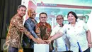 Menteri ESDM Sudirman Said dan Dirut Pertamina, Dwi Soejipto meresmikan pengoperasian jaringan distribusi gas bumi (jargas) untuk rumah tangga di Desa Jaya Mukti, Cikarang, Bekasi, Kamis (3/3/2016). (Liputan6.com/Yoppy Renato)