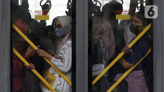 Pengguna Transjakarta menggunakan masker saat berada di dalam bus di kawasan Bundaran Hotel Indonesia Jakarta, Sabtu (10/6/2023).