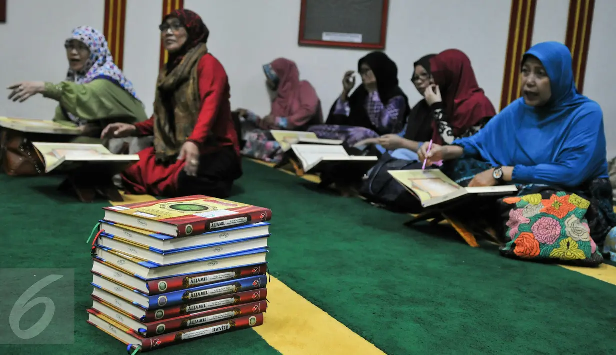 Sejumlah ibu-ibu membaca Al-Quran untuk mengisi waktu sambil menunggu berbuka puasa di Masjid Lautze, Jakarta, Sabtu (11/6/2016). Selama bulan Ramadan, Masjid Lautze gelar buka puasa bersama untuk warga setiap hari Sabtu. (Liputan6.com/Yoppy Renato)