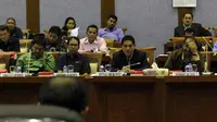 Sejumlah pengurus PSSI seperti Wakil Ketua Umum Erwin Budiman (kedua dari kanan) hadir di RDU dengan DPR (Nasuri Suray/Liputan6.com)