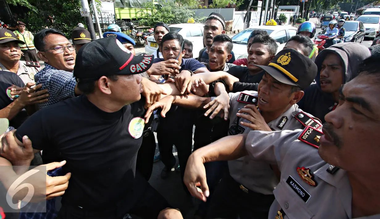 Petugas saat bentrok dengan mahasiswa di depan Kantor DPP PKB, Jakarta, Rabu (16/3). Kericuhan terjadi karena petugas melarang mahasiswa berunjuk rasa di depan Kantor DPP PKB. (Liputan6.com/Immanuel Antonius)