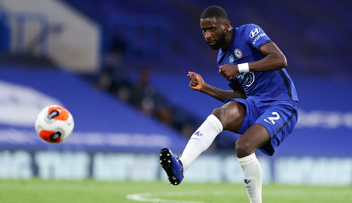 Bek Chelsea, Antonio Rudiger mengumpan bola saat bertanding melawan Norwich City pada pertandingan lanjutan Liga Inggris di Stamford Bridge, London, Inggris (14/7/2020). Chelsea menang tipis 1-0 atas Norwich. (AP Photo/Richard Heathcote,Pool)