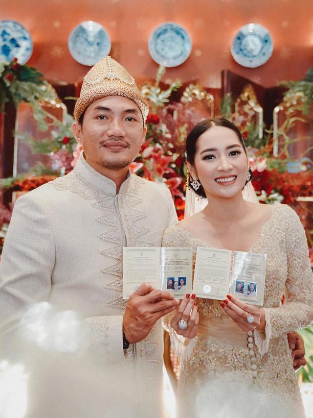 6 Momen Manis Nikahan Niken Anjani, Cantik Pakai Busana Adat Palembang