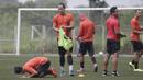 Pemain Persija Jakarta, Ryuji Utomo, memakai rompi saat latihan di Lapangan NYTC, Sawangan, Depok, Kamis (16/1/2020). Hujan deras beserta petir membuat latihan Persija Jakarta kali ini hanya berlangsung sekitar 25 menit. (Bola.com/M Iqbal Ichsan)