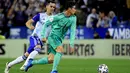 Penyerang Real Madrid, James Rodriguez menggiring bola dari kawalan penyerang Real Zaragoza, Miguel Linares  pada pertandingan Copa del Rey di stadion La Romareda, Zaragoza (29/1/2020). Real Madrid melaju mantap ke perempatfinal Copa del Rey setelah mengalahkan Zaragoza 4-0. (AFP Photo/Jose Jordan)