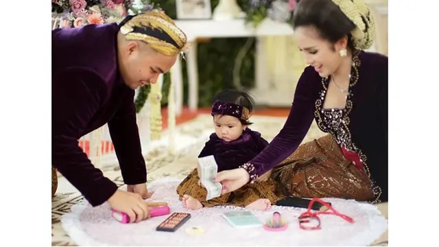 Momen Prosesi Tedak Siten Anak Momo Geisha (sumber: instagram/lies1801)