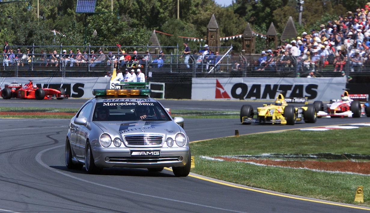 Kemunculan safety car pada ajang Formula One dimuali sejak tahun 1983, tetapi sudah muncul di tahun 1973 dengan mobil Porsche 914 yang berwarna kuning. Safety car bertugas untuk mengecek kondisi lintasan dan merupakan trobosan penting dalam keamanan sejarah Formula One. (Foto: AFP/Patrick Hertzog)