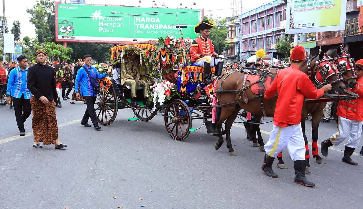 Acara kirab yang dimulai dari Gedung MICC di Jalan Ringroad, Medan ke tempat lokasi pesta, kediaman keluarga Bobby, Komplek Bukit Hijau Regensi, Taman Setia Budi Indah yang jaraknya sekitar 2,6 kilometer. (Deki Prayoga/Bintang.com)