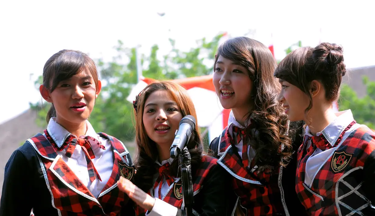 JKT48 saat menyanyikan lagu 'Hari Merdeka' di Lapangan Satria Mandala, Jakarta, Minggu (17/8/14). (Liputan6.com/Faisal R Syam)