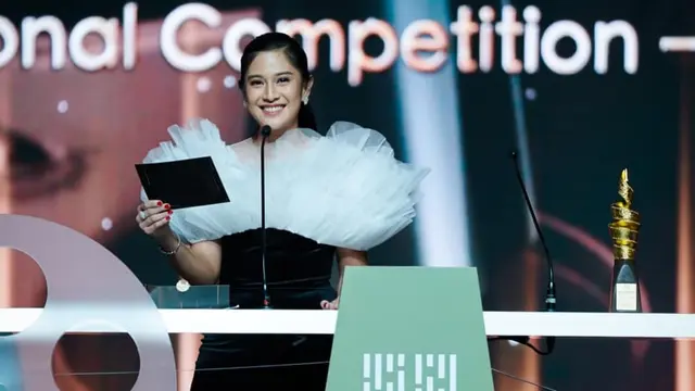 Dian Sastrowardoyo. (@therealdisastr/ https://www.instagram.com/p/B56hnChhhWx/)