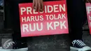 Masyarakat Sipil saat mengelar aksi sebagai tanda peringatan terkait revisi UUKPK, Jakarta, Selasa (16/2/2016). aksi tersebut menolak akan di sahkannya uu revisi oleh DPR. (Liputan6.com/Helmi Afandi)