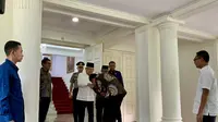 Wakil presiden terpilih Gibran Rakabuming Raka sowan ke kediaman Wakil Presiden (Wapres) Ma'ruf Amin pada Rabu (24/4/2024). (Liputan6.com/Delvira Hutabarat)