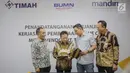 (ki-ka) Direktur Retail Banking Bank Mandiri Donsuwan Simatupang, SVP SME Banking Bank Mandiri Choirul Anwar, Direktur Keuangan PT Timah Emil Ermindra, RCEO Bank Mandiri Wilayah Jakarta III Aribowo usai penandatanganan perjanjian kerja sama di Jakarta, Rabu (4/9/2019). (Liputan6.com/Faizal Fanani)