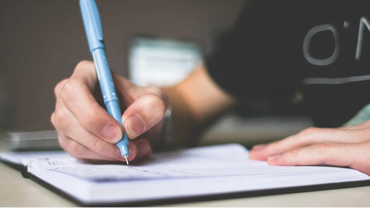 Menulis surat dengan bolpoin (Pexels)