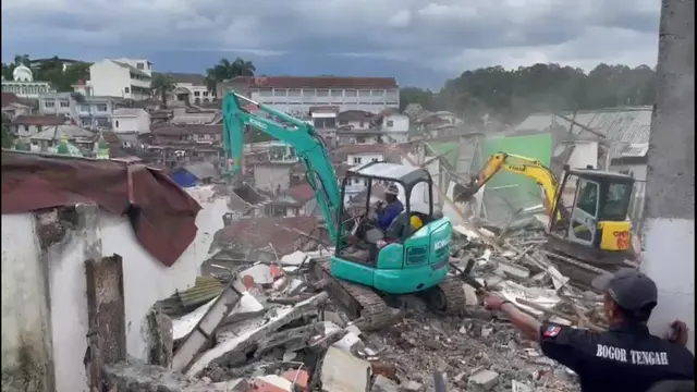 Sejumlah bangunan di Gang Barjo, Kelurahan Kebon Kelapa, Kecamatan Bogor Tengah, Kota Bogor, dibongkar, Selasa (25/10/2022). Bangunan yang berdiri di tebingan itu jadi pemicu longsor yang menewaskan 4 orang pada 13 Oktober 2022.