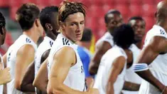 Striker Chelsea Fernando Torres berlatih bersama rekan-rekannya di Rajamangala Stadium, Bangkok, pada 23 Juli, dalam rangkaian tur Asia. FP PHOTO/PORNCHAI KITTIWONGSAKUL