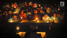 Santri dari Pondok Pesantren  Nurul Hidayah melakukan tadarus alquran dengan penerangan obor di tengah sawah Dusun Tempel, Desa Sempu, Kecamatan Andong, Kabupaten Boyolali, Selasa ( 21/5/2019). Pengajian tersebut untuk menyambut malam Nuzulul Quran pada 17 Ramadan 1440 Hijriah. (Liputan6.com/Gholib)