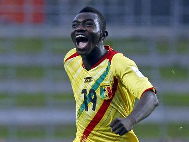 Pemain Mali, Adama Traore melakukan selebrasi setelah mencetak gol ke gawang Uruguay pada laga Piala Dunia U-20 2015 yang berlangsung di Hamilton, 6 Juni 2015. Traore terpilih menjadi pemain terbaik pada turnamen tersebut. Ia sukses mengantarkan negaranya finis di peringkat ketiga. Selain itu, pemain yang berposisi sebagai penyerang itu berhasil mencetak 4 gol untuk Les Aigles. (AFP/Shane Wenzlick)