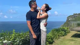 Kerap unggah momen mesra dan romantis seperti ini, tak ayal pasangan yang satu ini selalu sukses bikin warganet baper. Banyak warganet yang mendoakan rumah tangga Julie Estelle dan suami langgeng hingga maut memisahkan.(Liputan6.com/IG/@julstelle)