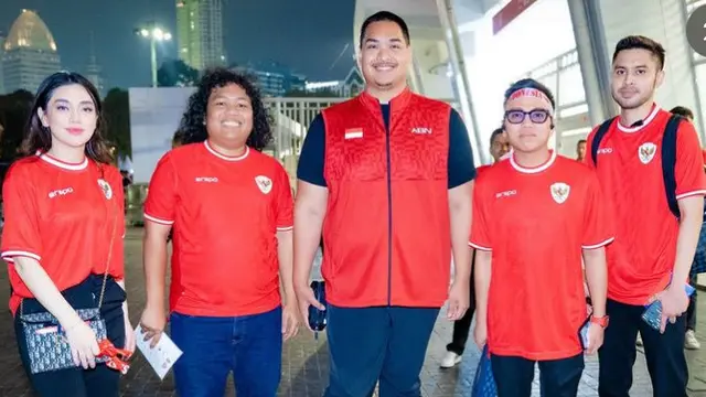 Celine Evangelista Menyaksikan Pertandingan Sepak Bola Timnas Indonesia Melawan Australia di GBK. [@celine_evangelista]
