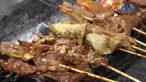 Tidak hanya dari ampas tahu, sate kere Yu Ngatmi juga akan berisi jeroan sapi, seperti kikil, iso, babat, ginjal dan tetelan.