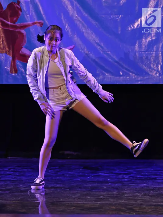 Gaya peserta saat menunjukkan tariannya dalam kompetisi Namarina bertajuk 'Internal Jazz dance Competition 2018' di Jakarta, Minggu (6/5). Kompetisi ini diikuti oleh kurang lebih 200 peserta. (Liputan6.com/Herman Zakharia)