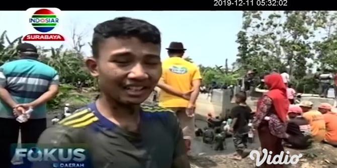 VIDEO: Warga Desa Manuk di Ponorogo Berebut Berbagai Jenis Ikan dari Embung