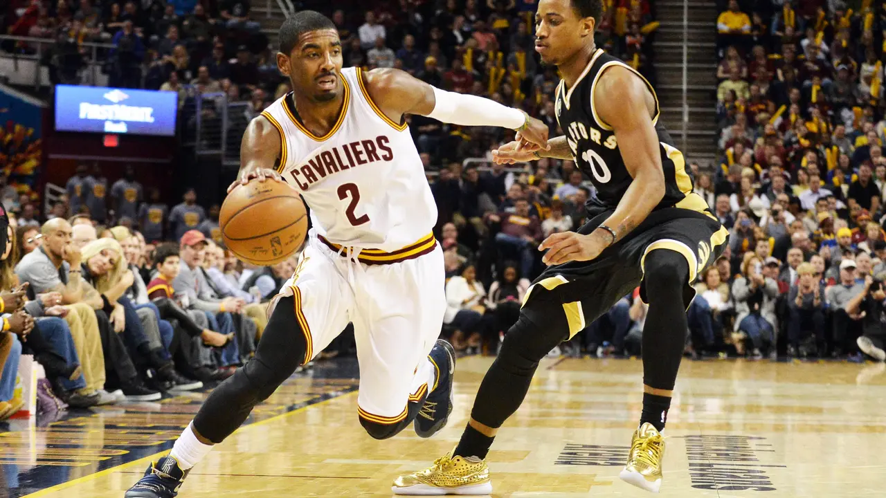 Kyrie Irving Melewati DeMar DeRozan
