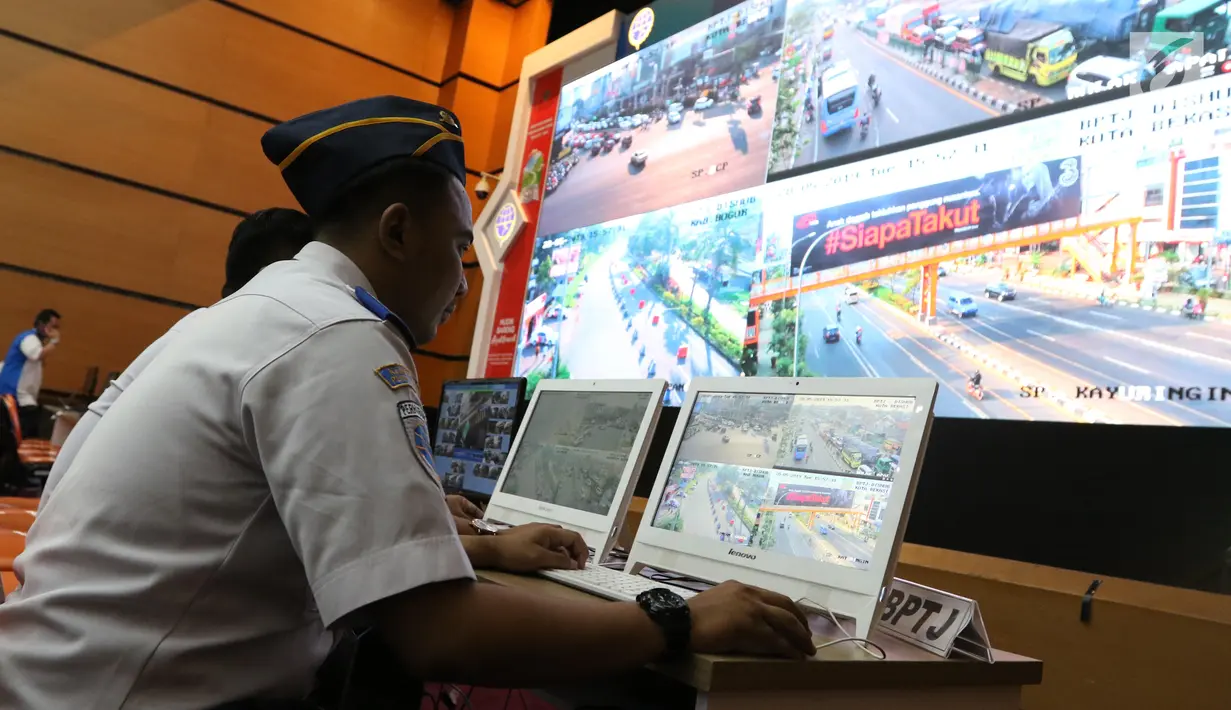 Petugas memantau CCTV jalur mudik di Posko Tingkat Nasional Angkutan Lebaran Terpadu 2019, Kantor Kemenhub, Jakarta, Selasa (28/5/2019). Posko tersebut diselenggarakan untuk memudahkan koordinasi antarinstansi dalam memantau arus mudik dan arus balik. (Liputan6.com/Angga Yuniar)