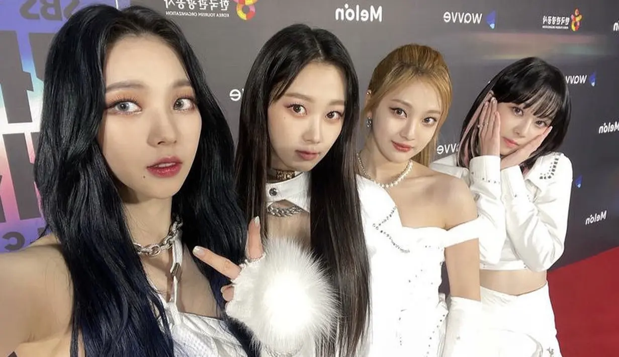 Menghadiri acara Natal, Aespa tampil dengan pakaian bernuansa putih dengan berbagai desain yang disesuikan dengan kepribadian masing-masing.@aespa_official