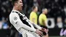 Selebrasi Cristiano Ronaldo pada laga kedua, babak 16 besar Liga Champions yang berlangsung di Stadion Allianz, Turin, Rabu (13/3). Juventus menang 3-0 atas Atl Madrid. (AFP/Filippo Monteforte)