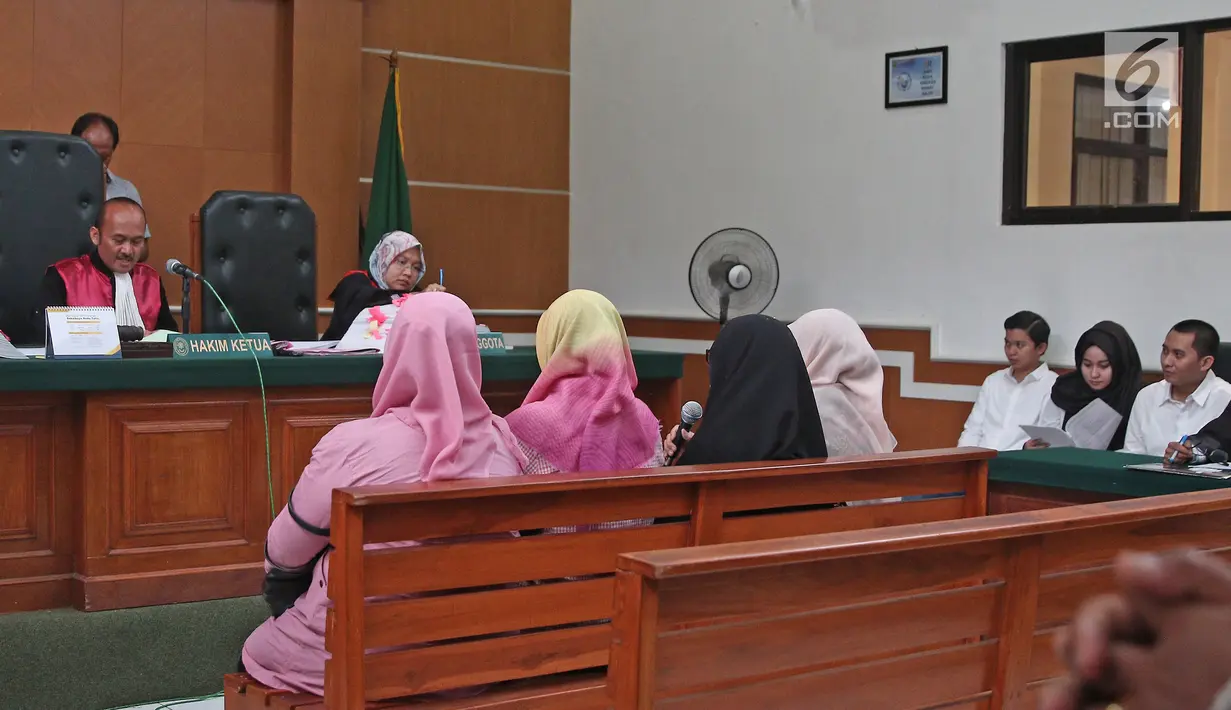 Para saksi memberi kesaksiannya saat sidang kasus dugaan penipuan First Travel di PN Kota Depok, Senin (12/3). (Liputan6.com/Herman Zakharia)